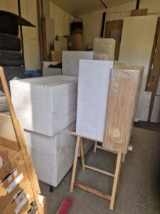zapakowane pieczołowicie meble i przygotowane do bezpiecznego transportu z firmy stolarskiej dla naszego klienta pod Wrocławiem - firma Radosheck Przeprowadzki